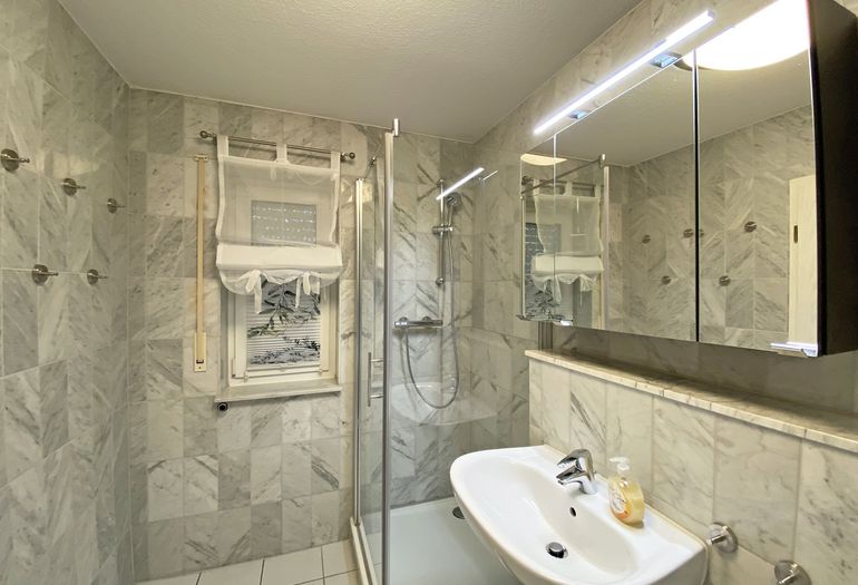 Badezimmer mit Dusche Badezimmer mit Dusche