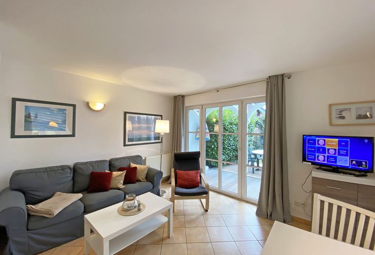Wohnzimmer mit TV und Couch Wohnzimmer mit TV und Couch