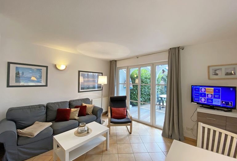 Wohnzimmer mit TV und Couch