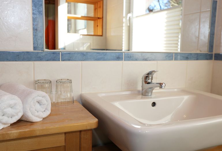 oberes Badezimmer mit Waschbecken oberes Badezimmer mit Waschbecken