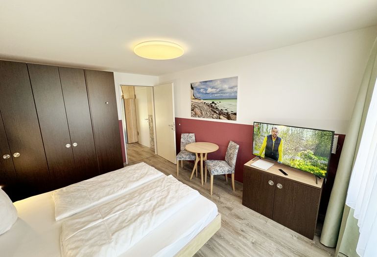 Schlafbereich mit Blick auf kleine Sitzecke