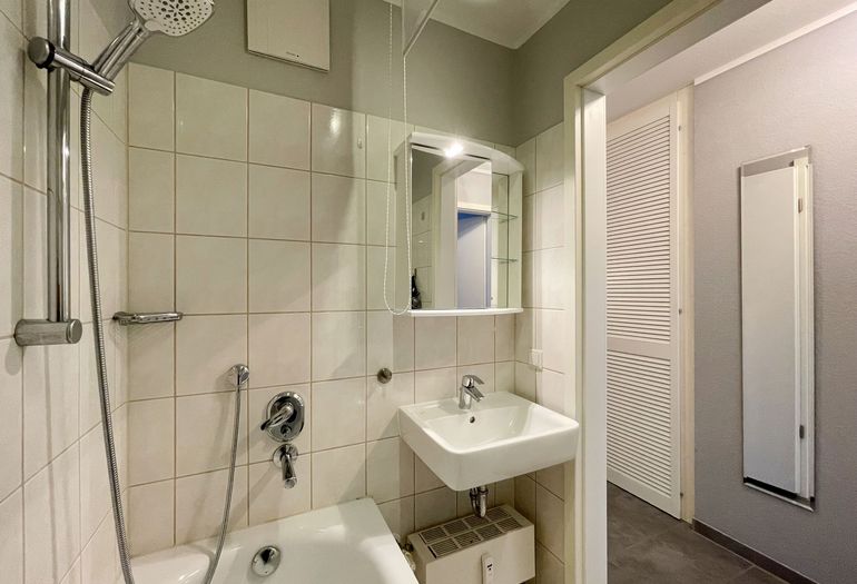 Badezimmer mit Waschplatz