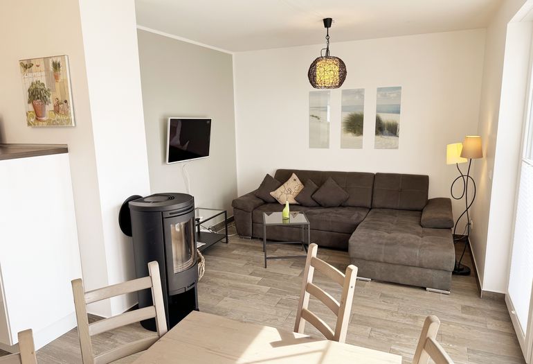 gemütlicher Wohnbereich mit Couch und Kamin