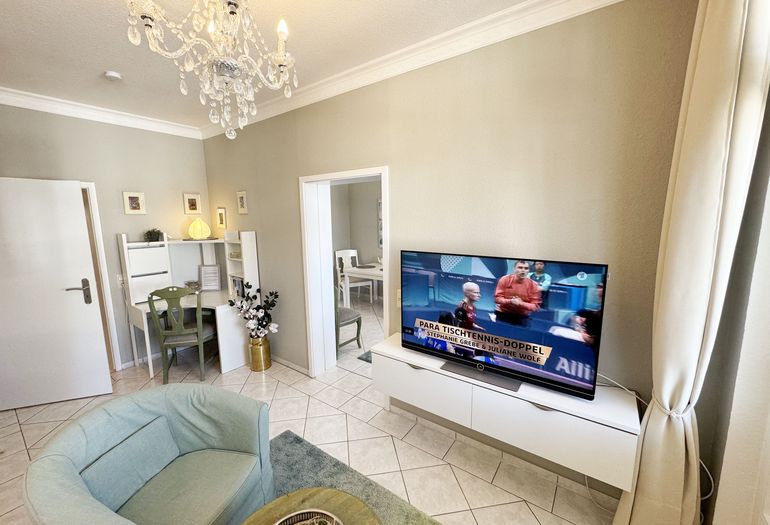 gemütlicher Wohnbereich mit Smart-TV