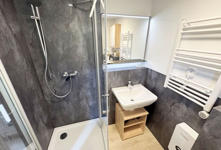 Tageslicht Badezimmer mit ebenerdiger Dusche