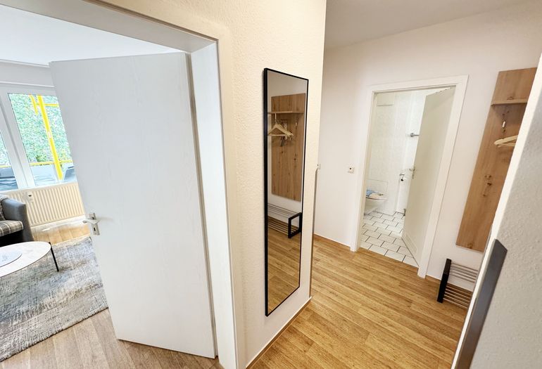 großer Flurbereich mit Spiegel