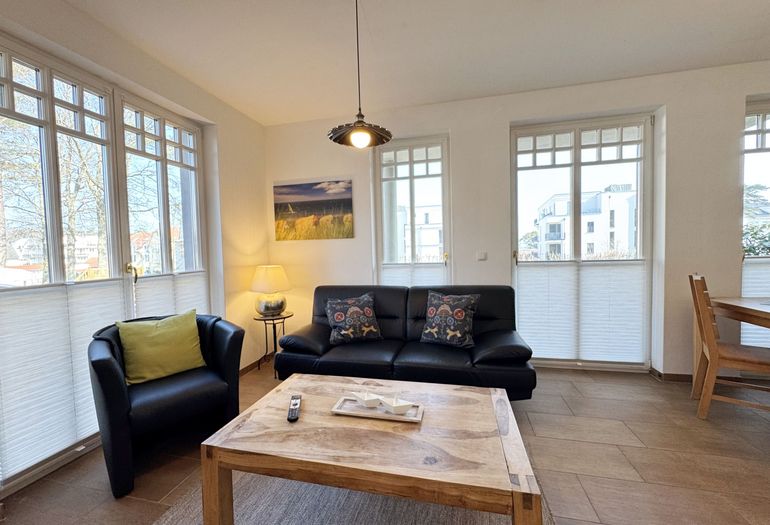 heller Wohnbereich mit Couch