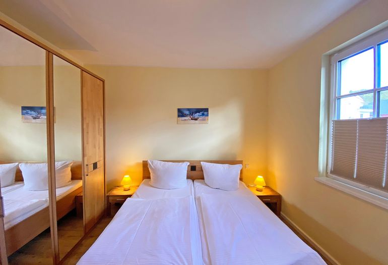 zweites Schlafzimmer mit Doppelbett und Kleiderschrank zweites Schlafzimmer mit Doppelbett und Kleiderschrank