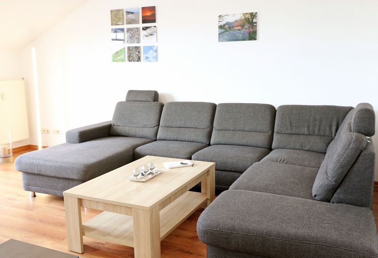 Wohnbereich mit großer Couch