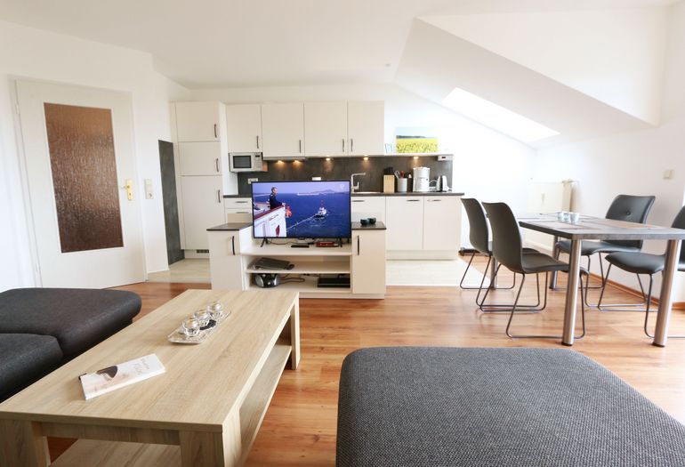 gemütliche Couch mit TV-Bereich