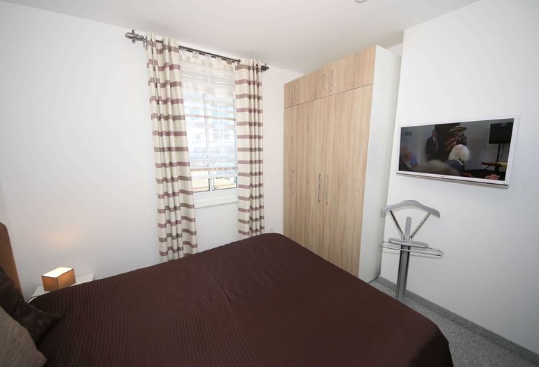 1. Schlafzimmer mit Doppelbett und TV