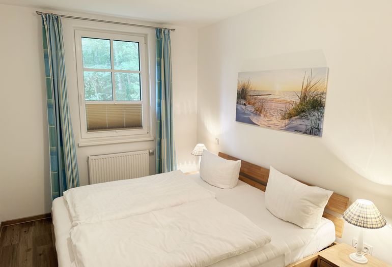 Schlafzimmer mit Verdunklungsmöglichkeit Schlafzimmer mit Verdunklungsmöglichkeit