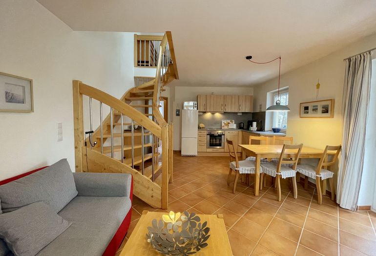 Wohnzimmer mit Blick zur modernen Küche Wohnzimmer mit Blick zur modernen Küche