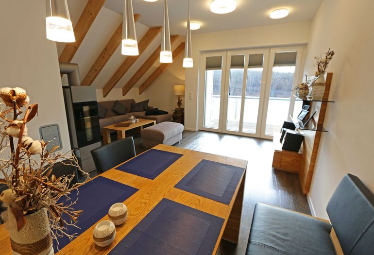 Esstisch mit Blick zur Couch