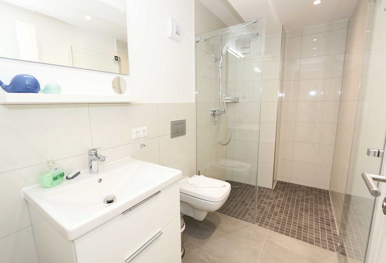Badezimmer mit Dusche und WC