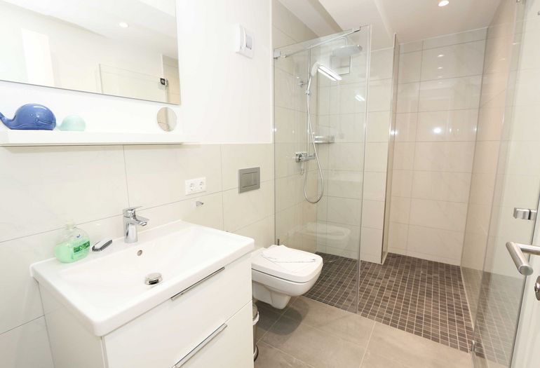 Badezimmer mit Dusche und WC Badezimmer mit Dusche und WC