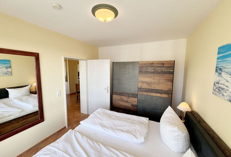 Schlafzimmer mit Doppelbett und Kleiderschrank