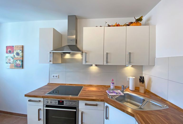 Küchenzeile mit diversen Geräten