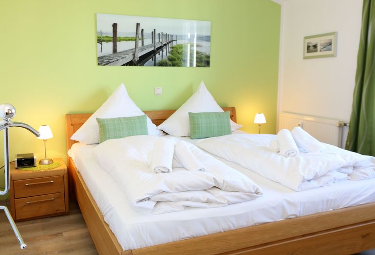 Schlafzimmer mit Doppelbett