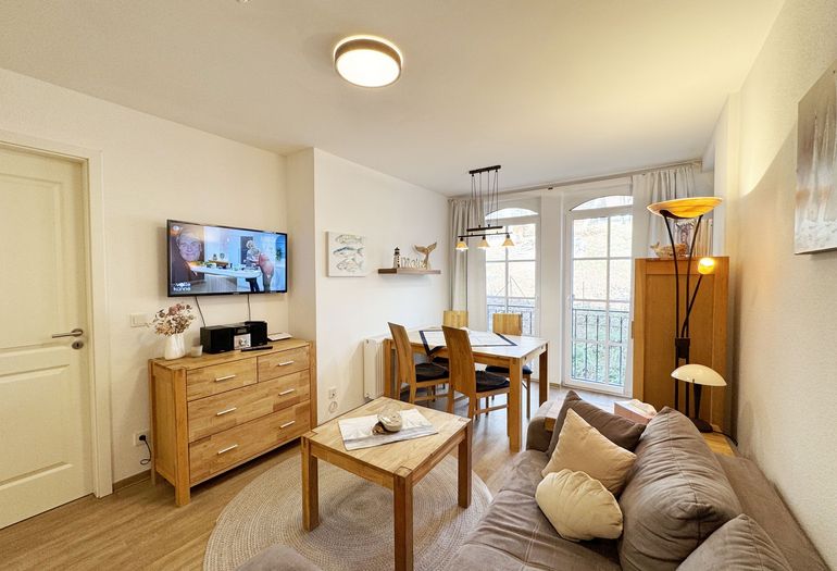 gemütlicher Wohnbereich mit angrenzendem Esstisch