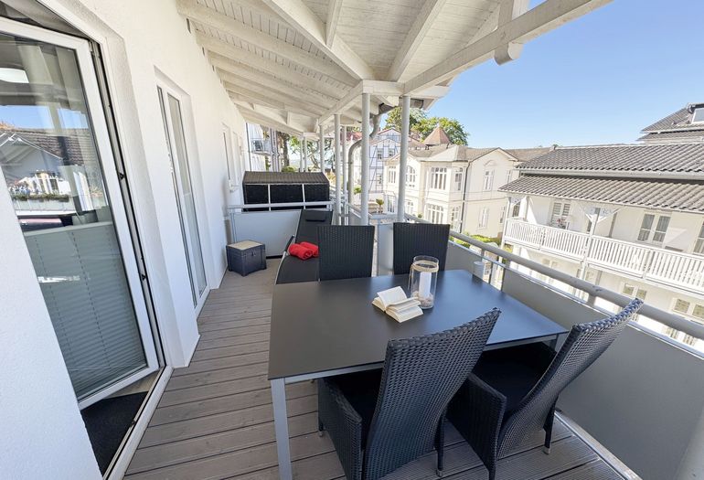 bestuhlter Balkon