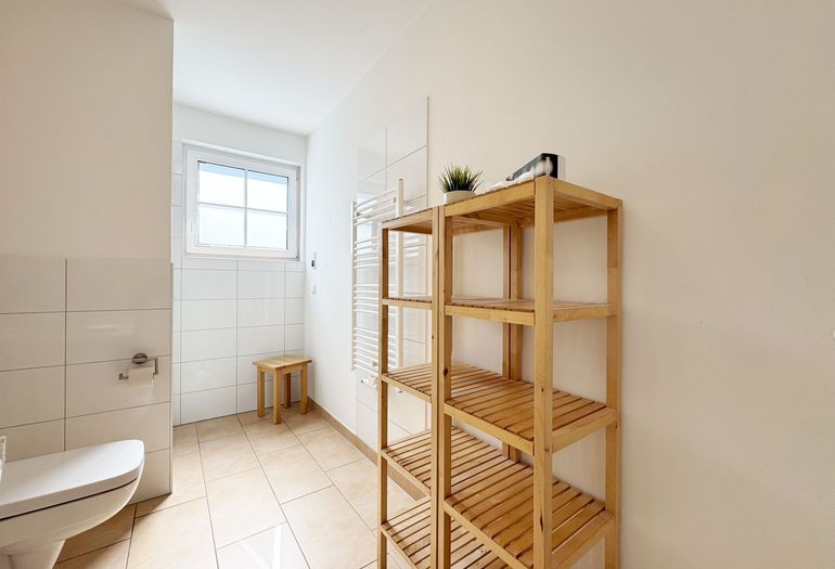 Badezimmer mit Ablagemöglichkeiten