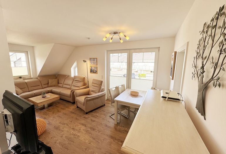 Wohnbereich mit angrenzendem Esstisch