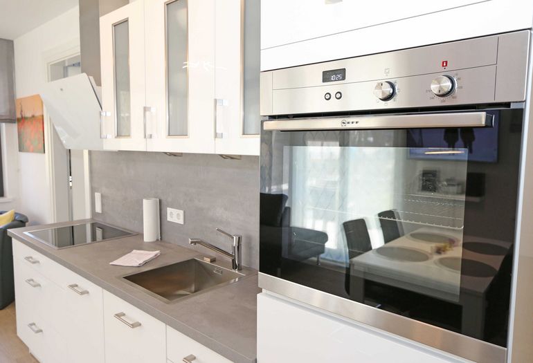 Küchenzeile mit Backofen Küchenzeile mit Backofen