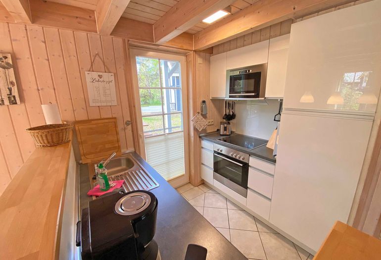 Küchenzeile mit Backofen