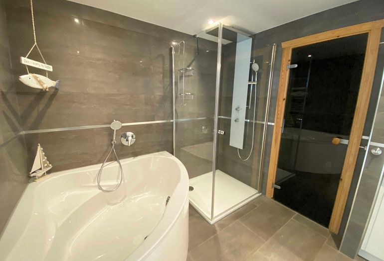 großes Badezimmer mit Sauna großes Badezimmer mit Sauna