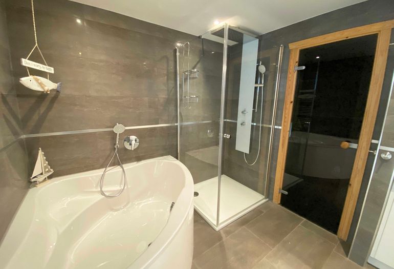 großes Badezimmer mit Sauna großes Badezimmer mit Sauna