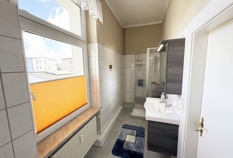 Badezimmer mit flacher Dusche