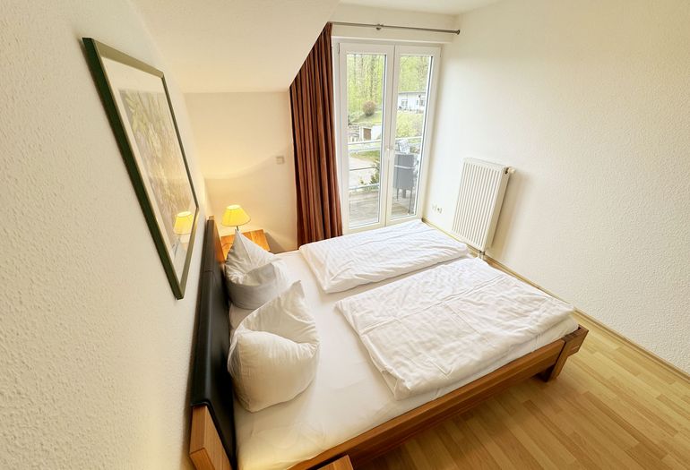 Schlafzimmer mit Zugang zum Balkon