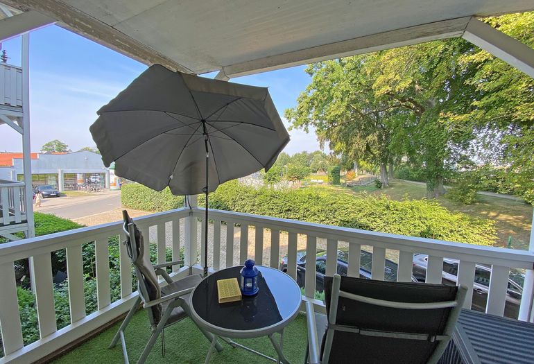 bestuhlter Balkon mit Sonnenschirm bestuhlter Balkon mit Sonnenschirm