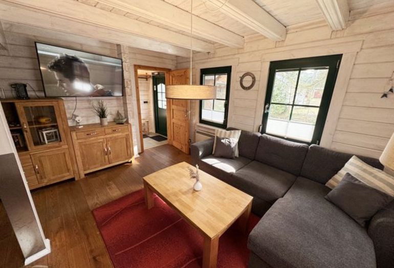 Wohnzimmer mit TV und Couch