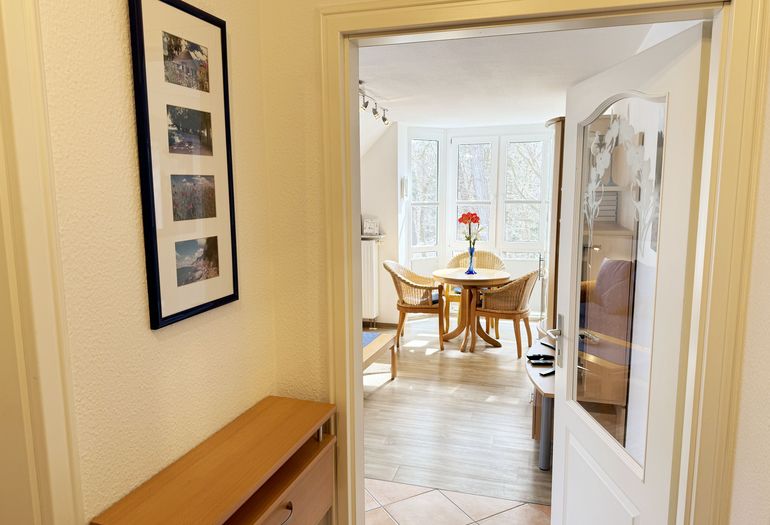 Flurbereich mit Blick in den Wohnbereich Flurbereich mit Blick in den Wohnbereich