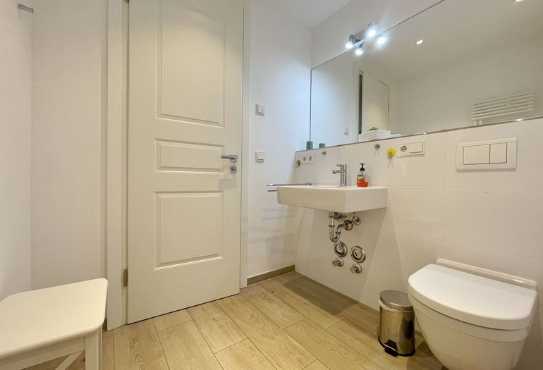 2. Bad mit Waschbecken und WC 2. Bad mit Waschbecken und WC