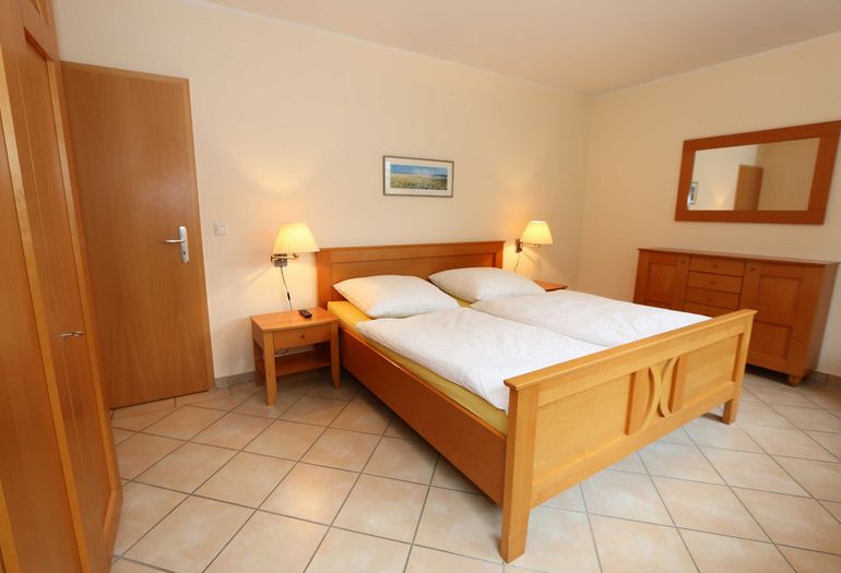 1. Schlafzimmer mit Kommode 1. Schlafzimmer mit Kommode