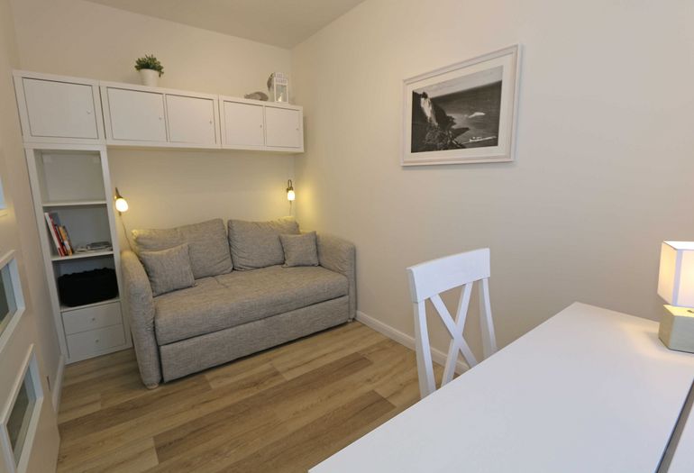 kleines Schlafzimmer mit Ausziehsofa