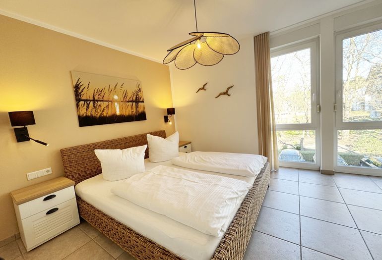 1.Schlafzimmer mit Doppelbett und Nachttischablagen