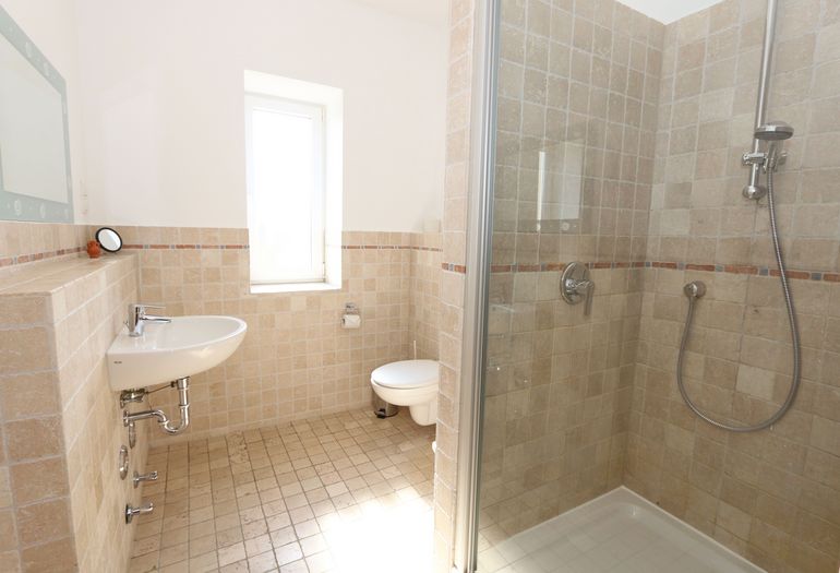 Badezimmer mit ebenerdiger Dusche Badezimmer mit ebenerdiger Dusche