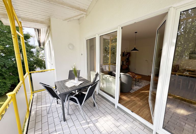 bestuhlter Balkon