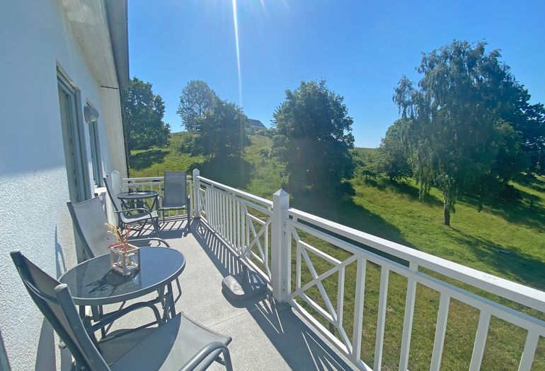 bestuhlter Balkon in ruhiger Lage