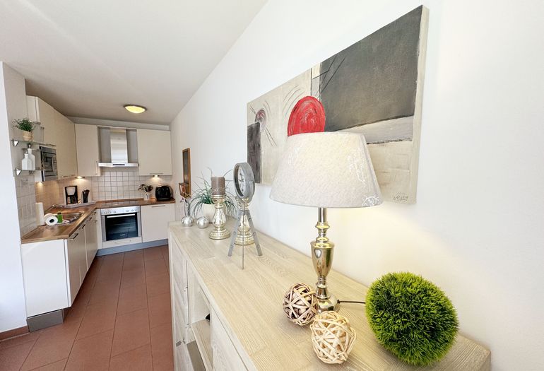 Küchenzeile mit angrenzenden Sideboard