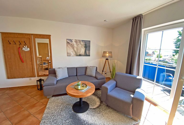 Wohnzimmer mit gemütlicher Couch und Sessel