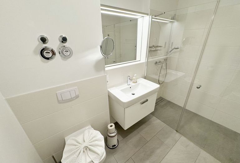 Badezimmer mit großem Spiegel Badezimmer mit großem Spiegel