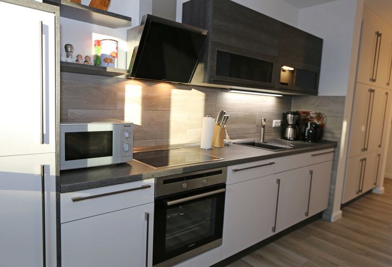 Küchenzeile mit Backofen Küchenzeile mit Backofen