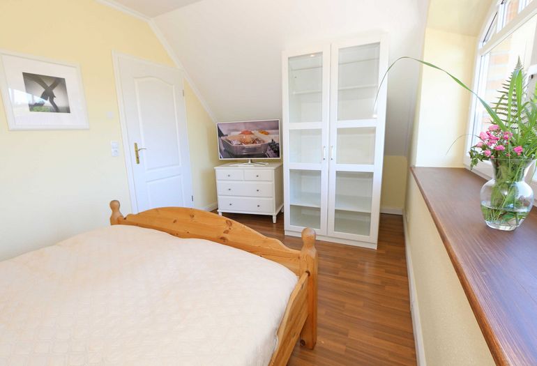 2. Schlafzimmer mit Kleiderschrank 2. Schlafzimmer mit Kleiderschrank