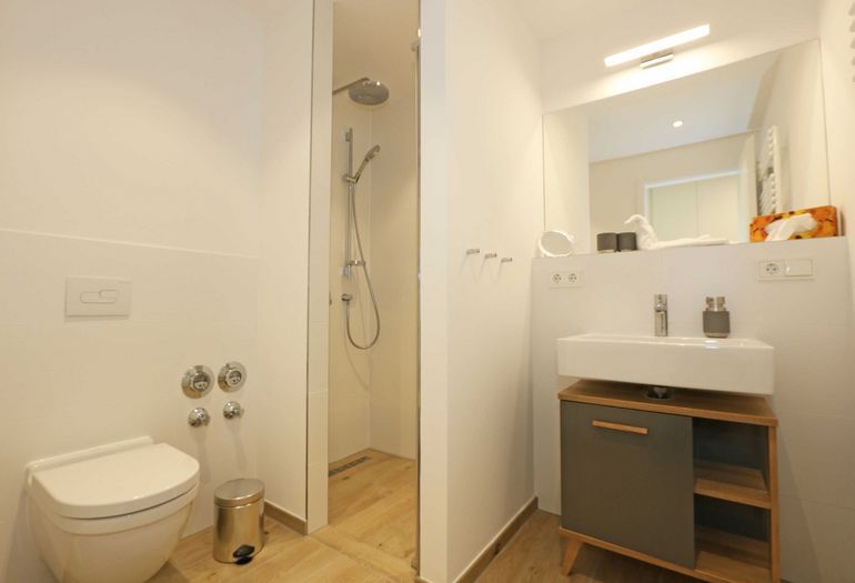 Großes Badezimmer mit Waschbecken