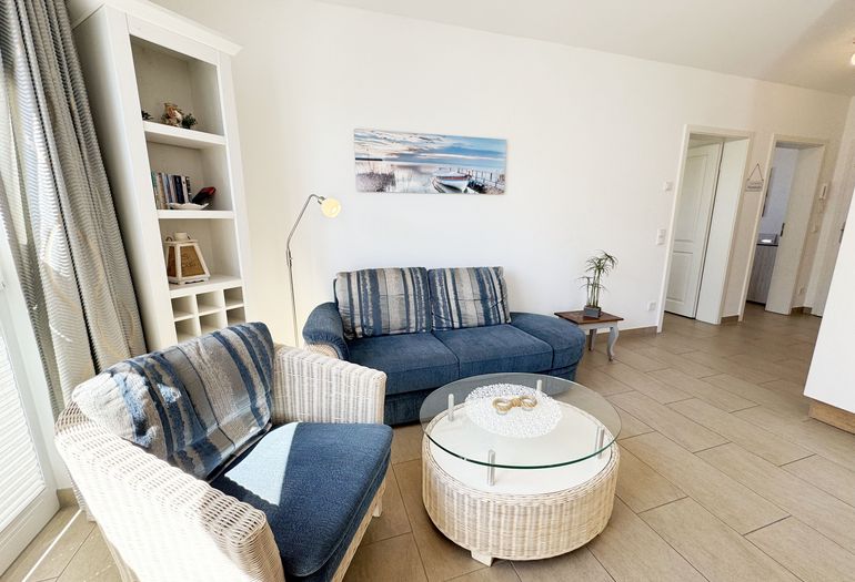 gemütliche Couch mit Couchtisch und Sessel